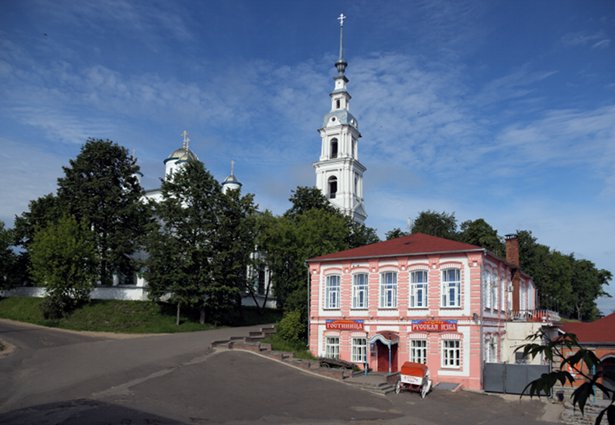 Успенский собор, колокольня и бывшая чайная.