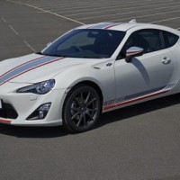 Toyota выпустила белый GT86 с полосками