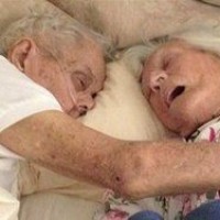 Супружеская пара умерла в объятиях друг друга после 75 лет брака