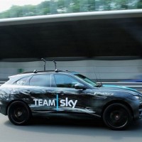Jaguar привез кросcовер F-Pace на велогонку Тур де Франс