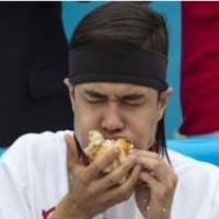 В Нью-Йорке определился новый чемпион по поеданию хот-догов