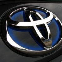 Toyota начала продажи самого экономичного минивэна Японии