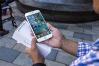 В Грузии начали продавать освященные iPhone