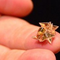 Изобретатели MIT показали миниатюрного робота-оригами