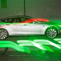 Видео продемонстрировало последствия удара молнии в электромобиль Tesla Model S