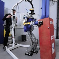 Робот научился двигать предметы как человек