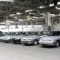 Продажи АвтоВАЗа в России рухнули в мае на треть