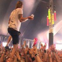 Голландский музыкант поймал стакан пива, стоя на руках у толпы