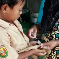 Семилетний индонезийский мальчик курит уже меньше, чем в три года
