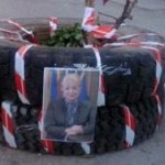 В Ростове дорожную яму закрыли портретом главы района