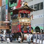 В японском Киото прошел парад паланкинов и повозок