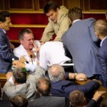 Народный депутат на костылях устроил потасовку в Раде
