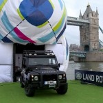 Специальный Land Rover Defender в мяче для регби