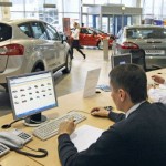 Россияне на четверть сократили расходы на покупку авто
